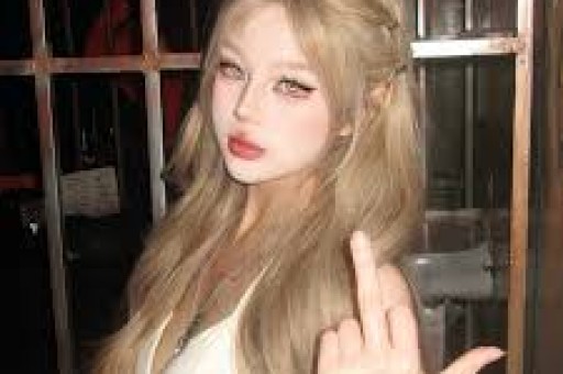 网红黄一鸣被闺蜜曝光黑料：抢男友、霸凌同学、骗财单亲妈妈人设崩塌