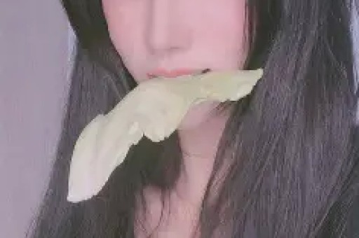 21岁女孩靠“隐私部位”年赚8300万美元比肩詹姆斯！这届网红为何集体反着穿？