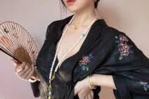 明星八卦与风水揭秘：黄晓明、Lisa等人的命运走向