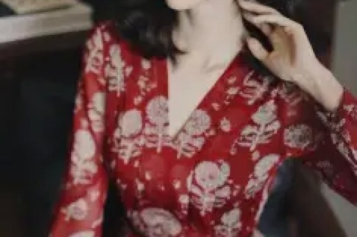 女星赵樱子直播间自曝恋情冲上热搜官宣小12岁男友！